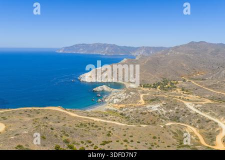 Avalon, Kalifornien, USA, aus der Vogelperspektive auf die zerklüftete Küste treffen, eine Symphonie von Erdtönen, die sich in die weite blaue Weite einfügt. Stockfoto