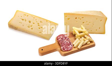 Schneidebrett mit Käse und Salami isoliert auf weiß Stockfoto