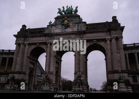 Allgemeine Ansicht des Denkmals Cinquantenaire Arch mit seinen drei Bögen und Bronze-Quadriga-Skulpturen im Parc du Cinquantenaire in Brüssel, Brüssel Stockfoto