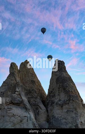 Heißluftballons, die sich über Feenkamine erheben Stockfoto