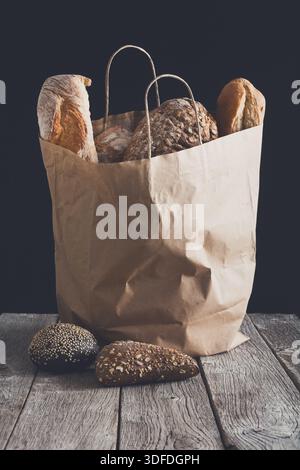 Sortiment von Backwaren in eine Papiertüte verpackt Stockfoto