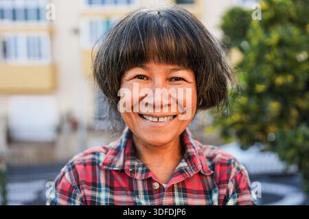 Porträt der ostasiatischen Frau im Freien – Lifestyle-Konzept – Fokus auf Augen Stockfoto