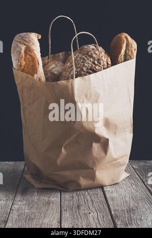 Sortiment von Backwaren in eine Papiertüte verpackt Stockfoto