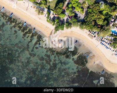 Blick von der Drohne auf die Resortküste von Sanur Beach, Bali, mit luxuriösen Villen, Hotels und dem türkisfarbenen Indischen Ozean mit einzigartigem Strand Stockfoto