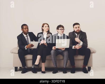 Teambildung, multiethnisches Team, das bei einem Treffen sitzt Stockfoto