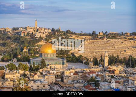 Altstadt von Jerusalem vom Ölberg, der Jerusalemer Felsenkuppel und der Skyline des Alten Jerusalems bei Sonnenuntergang Jerusalem Israel *** die Altstad Stockfoto