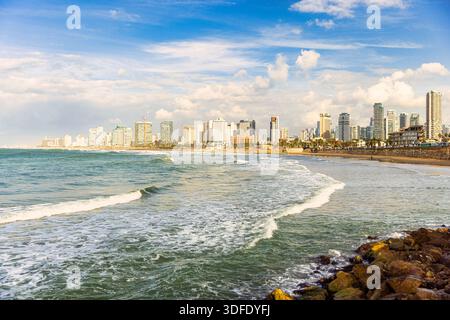 Die Küste von Tel Aviv von Jaffa, Israel die Skyline von Tel Aviv erhebt sich entlang der Mittelmeerküste, vom alten Hafen von Jaffa aus gesehen, wo alte s Stockfoto