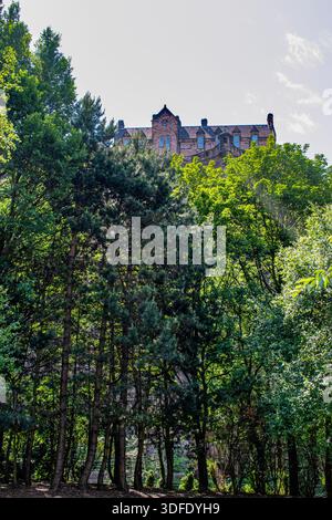 Schottland, Vereinigtes Königreich, Europa: Blick auf Edinburgh Castle aus den öffentlichen Parks der West Princes Street Gardens Stockfoto