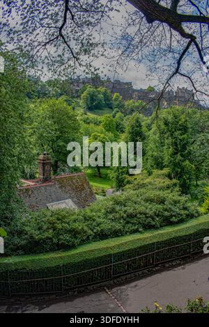Princes Street Gardens, Edinburgh, Schottland: Blick auf das Dach des Gardener’s Cottage (oder Gardener’s Lodge) mit Blick auf das Edinburgh Castle Stockfoto