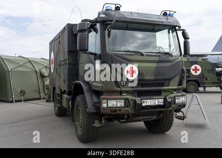 BERLIN - 05. JUNI 2024: Das medizinische und ambulante Fahrzeug der Bundeswehr auf Basis von IVECO Eurocargo 4x4. ILA Berlin Air Show 2024 Stockfoto