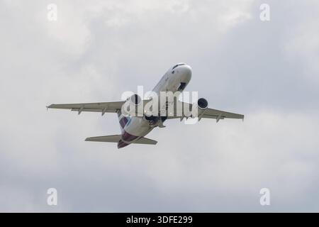 BERLIN - 06. JUNI 2024: Das Schmalraumflugzeug Airbus A320 von Eurowings Stockfoto