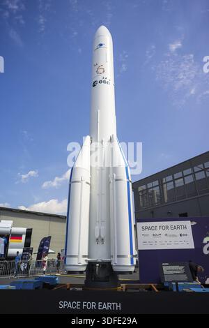 BERLIN - 06. JUNI 2024: Modell der Ariane-6-Weltraumrakete von Arianespace vor dem Weltraumpavillon. Ausstellung ILA Berlin Air Show 2024 Stockfoto