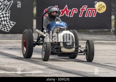 FINOWFURT, DEUTSCHLAND - 11. MAI 2024: Der Retro-Rennwagen auf der Boxengasse. Saisoneröffnung des Race 61 Festivals Stockfoto