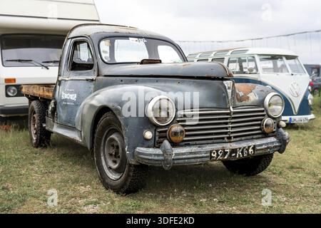 FINOWFURT, DEUTSCHLAND - 11. MAI 2024: Der Pickup Truck Peugeot 203. Saisoneröffnung des Race 61 Festivals Stockfoto