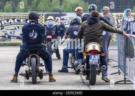 FINOWFURT, DEUTSCHLAND - 11. MAI 2024: Die Motorradfahrer warten auf den Start. Saisoneröffnung des Race 61 Festivals Stockfoto