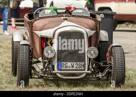 FINOWFURT, DEUTSCHLAND - 11. MAI 2024: Der Custom Hot Rod. Saisoneröffnung des Race 61 Festivals Stockfoto