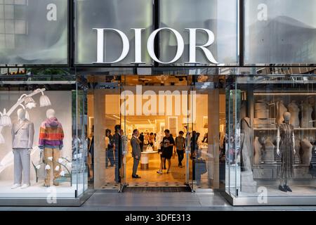 Tokio, Japan - 09. August 2025: Geschäftige Szene im DIOR Store in der Ginza Street mit modischen Shoppern und eleganten Displays im Luxusgeschäft Stockfoto