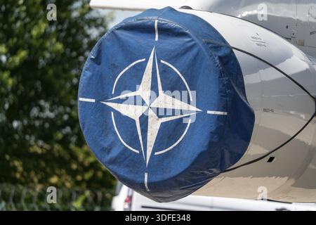 BERLIN, DEUTSCHLAND - 23. JUNI 2022: NATO-Emblem auf einer Flugzeugmotorenabdeckung. Ausstellung ILA Berlin Air Show 2022 Stockfoto