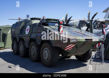 BERLIN, DEUTSCHLAND - 23. JUNI 2022: Gepanzerter Kampfwagen GTK Boxer BAT (medizinischer Transport). Ausstellung ILA Berlin Air Show 2022 Stockfoto