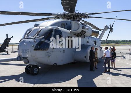 BERLIN, DEUTSCHLAND - 23. JUNI 2022: Schwerhubschrauber Sikorsky CH-53K King Hallion vom United States Marine Corps auf dem Flugplatz. Ausstellung I Stockfoto