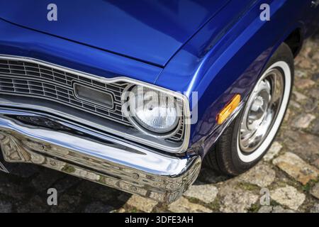 DIEDERSDORF, DEUTSCHLAND - 21. AUGUST 2021: Das Gragment des Kompaktwagens Dodge Dart Sport, 1974. Die Ausstellung der US Car Classics Stockfoto
