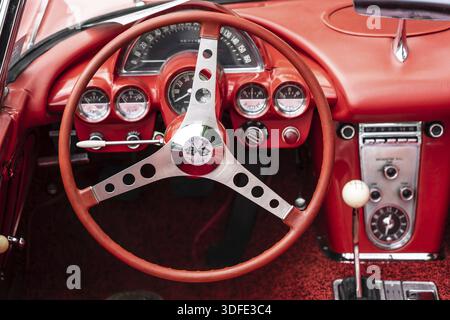 DIEDERSDORF, DEUTSCHLAND - 21. AUGUST 2021: Innenraum des Sportwagens Chevrolet Corvette (C1), 1960. Die Ausstellung der US Car Classics Stockfoto