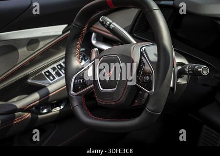 DIEDERSDORF, DEUTSCHLAND - 21. AUGUST 2021: Innenraum des Sportwagens Chevrolet Corvette (C8), Nahaufnahme. Die Ausstellung der US Car Classics Stockfoto