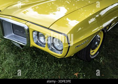 DIEDERSDORF, DEUTSCHLAND - 21. AUGUST 2021: Das Fragment des Muscle Car Pontiac Firebird, 1969. Die Ausstellung der US Car Classics Stockfoto