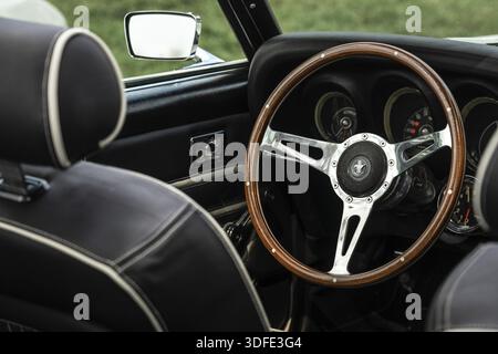 DIEDERSDORF, DEUTSCHLAND - 21. AUGUST 2021: Innenraum des Sportwagens Ford Mustang, 1969. Die Ausstellung der US Car Classics Stockfoto