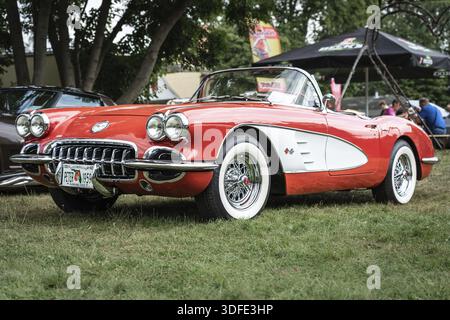 DIEDERSDORF, DEUTSCHLAND - 21. AUGUST 2021: Der Sportwagen Chevrolet Corvette (C1), 1960. Die Ausstellung der US Car Classics Stockfoto