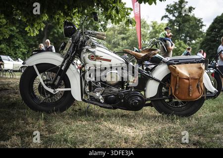 DIEDERSDORF, DEUTSCHLAND - 21. AUGUST 2021: Das Motorrad Harley Davidson. Die Ausstellung der US Car Classics Stockfoto