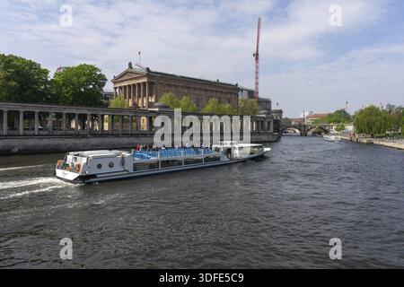 BERLIN - 01. MAI 2019: Die Alte Nationalgalerie und die Spree mit einem Vergnügungsboot Stockfoto