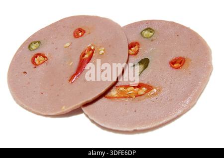 Scheibe paprika Salami auf weißem Hintergrund Stockfoto