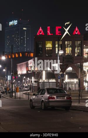 BERLIN - 05. MÄRZ 2016: Einkaufszentrum Alexa am Alexanderplatz in der Abendbeleuchtung. Alexa ist das zweitgrößte Geschäft (56,200 Quadratmeter) Stockfoto