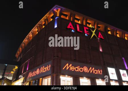 BERLIN - 05. MÄRZ 2016: Einkaufszentrum Alexa am Alexanderplatz in der Abendbeleuchtung. Alexa ist das zweitgrößte Geschäft (56,200 Quadratmeter) Stockfoto