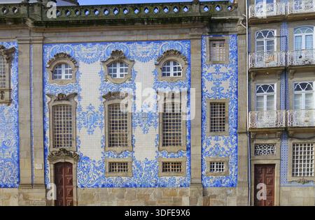 Detail der Fassade der Kirche. Igreja do Carmo. Azulejo Stockfoto