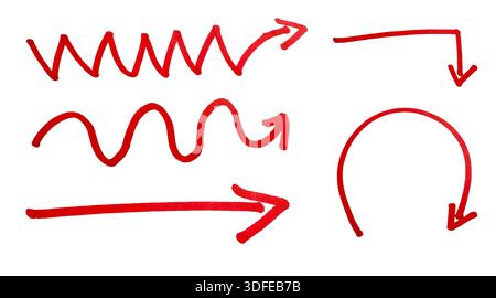 Satz von roten, handgezeichneten Pfeilen, die auf weißem Hintergrund isoliert sind, um Richtung und Hervorhebung zu bestimmen Stockfoto