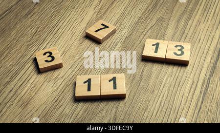 Sammlung von erstklassigen Holzfliesen, verstreut auf einem Holztisch für Mathematik und Bildungskonzept Stockfoto
