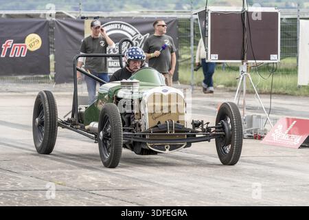 FINOWFURT, DEUTSCHLAND - 11. MAI 2024: Der Custom Hot Rod auf der Boxengasse. Saisoneröffnung des Race 61 Festivals Stockfoto