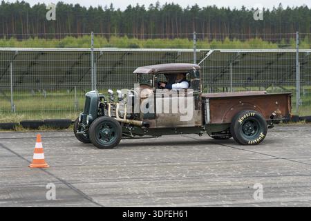 FINOWFURT, DEUTSCHLAND - 06. MAI 2023: Der Hot Rod auf der Straße. Rennfestival 2023. Saisoneröffnung Stockfoto