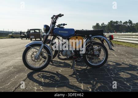 FINOWFURT, DEUTSCHLAND - 22. APRIL 2023: Ein Motorrad Simson S 51. Treffen der Fans von Retro-Autos des Ostblocks (Ostfahrzeugtreffen) Stockfoto