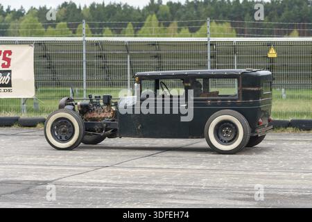 FINOWFURT, DEUTSCHLAND - 06. MAI 2023: Der Hotrod auf der Rennmeile. Rennfestival 2023. Saisoneröffnung Stockfoto