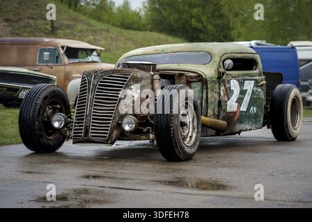FINOWFURT, DEUTSCHLAND - 06. MAI 2023: Der Hot Rod auf der Straße. Rennfestival 2023. Saisoneröffnung Stockfoto