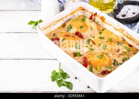 Hähnchenbrust, gebackene Hähnchenschenkel mit cremiger Tomatensoße, trendiges Hähnchenfleischrezept mit sonnengetrockneten Tomaten, Parmesan und harter Sahne, o Stockfoto