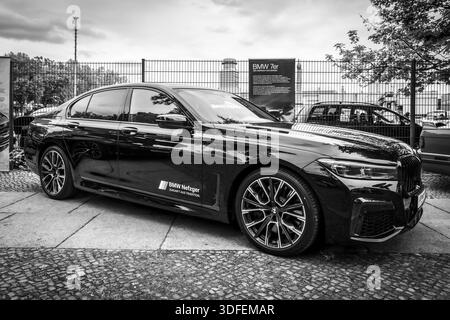 BERLIN - 11. MAI 2019: Luxuswagen BMW 750i xDrive Limousine. Schwarz-weiß. 32. Berlin-Brandenburg Oldtimer-Tag Stockfoto