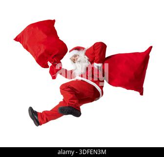 Lustiger Weihnachtsmann fällt mit einer Tasche voller Weihnachtsgeschenke. Weihnachtsmann, der zu Weihnachten Geschenke schenkt. Der fallende Weihnachtsmann trägt einen Sack mit Geschenkbox Stockfoto
