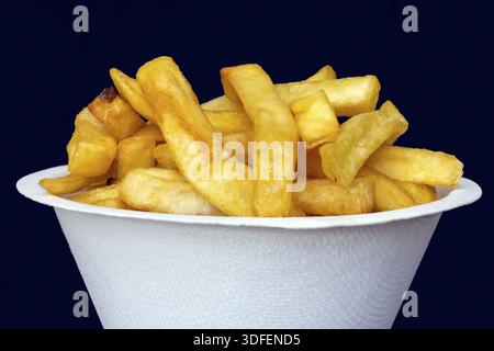 Pommes Frites in weißem Eimer auf schwarzem Hintergrund, Makroansicht Stockfoto