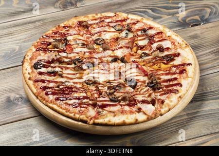Schließen Sie Pizza auf einem alten Holztisch Stockfoto