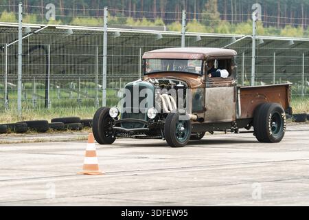FINOWFURT, DEUTSCHLAND - 06. MAI 2023: Der Hot Rod auf der Straße. Rennfestival 2023. Saisoneröffnung Stockfoto