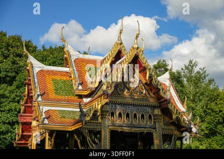 Das künstlerisch gestaltete Dach des Thai-Sala, eines thailändischen Tempels, der Teil des asiatischen Gartens im Westpark in München ist. Der Tempel wurde 1983 im Rahmen der Internationalen Gartenausstellung geschaffen. Stockfoto